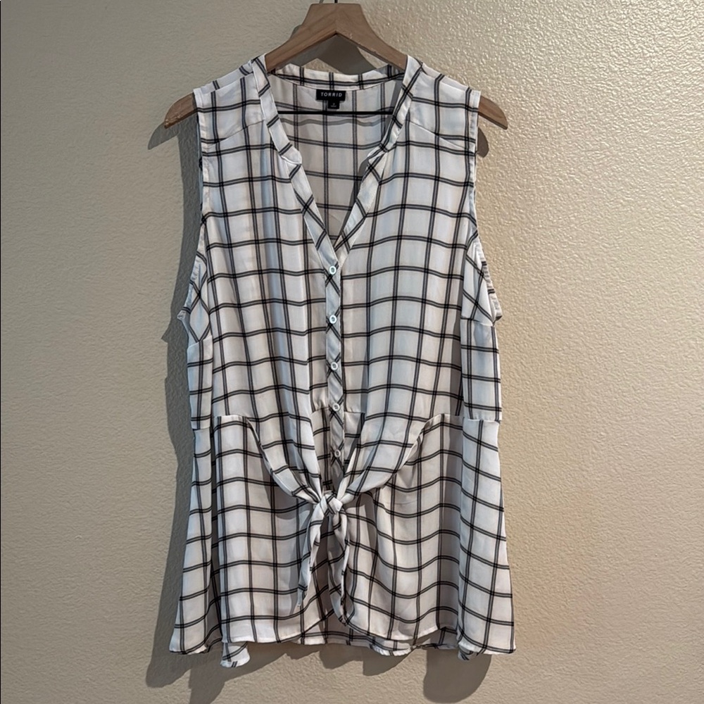 NWOT Torrid Black and White Tie Front Blouse Sz 2X